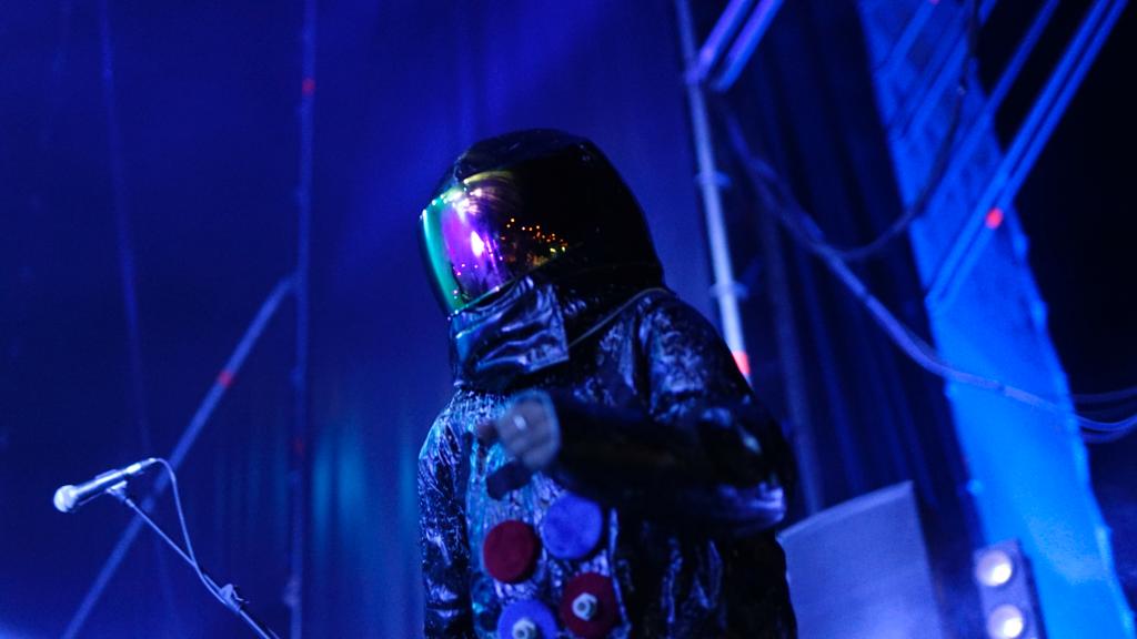 El Canijo de Jerez con atuendo de astronauta con luz azul